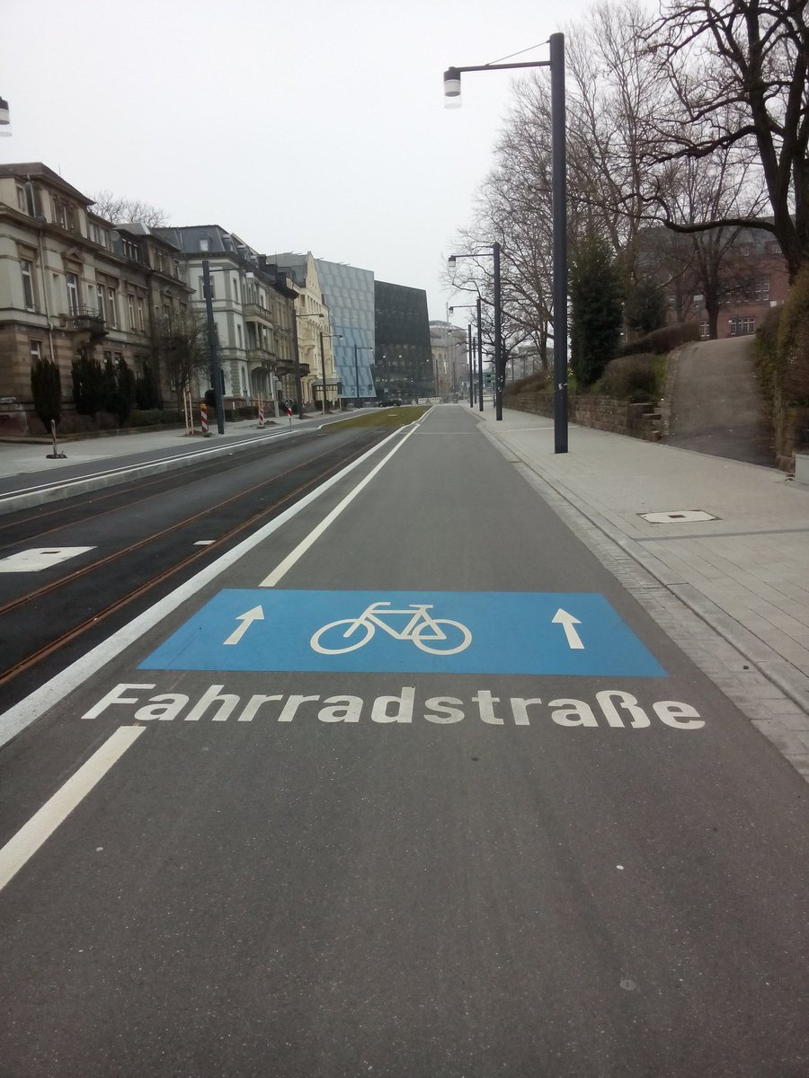 Centre-ville vivant et sans voiture, trams et larges pistes cyclables #FribourgEnBrisgau