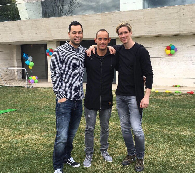 Torres's tweet photo. Otro año más, y siempre juntos. Gracias por todo chicos #friends https://t.co/Y7dE5IG0BP
