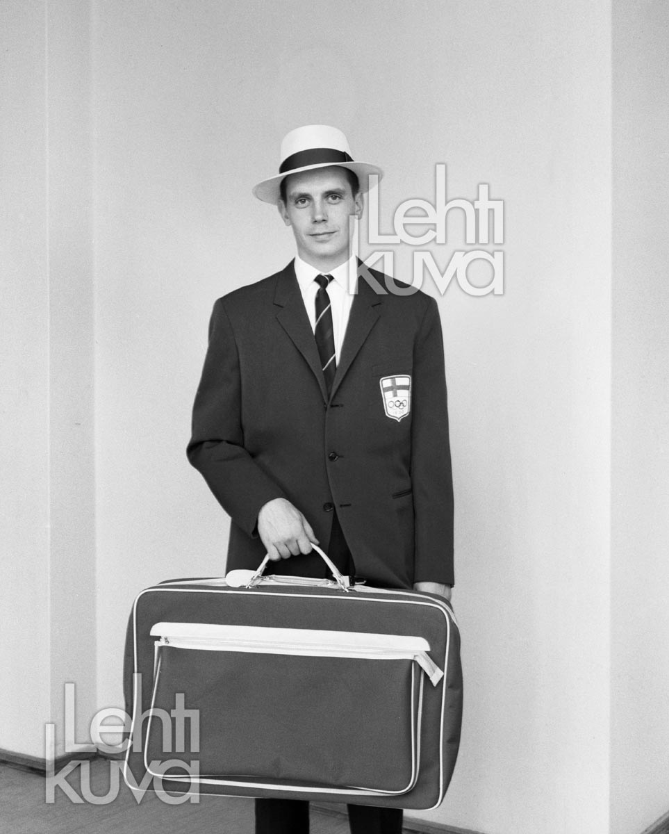 LehtiHistorPics's tweet photo. Suomen #olympiajoukkueen #edustusasu Rooman #kesäolympialaisiin 1960
#Lehtikuva #EnsioIlmonen Martti Huhtamäki https://t.co/tPLjHaEo4J