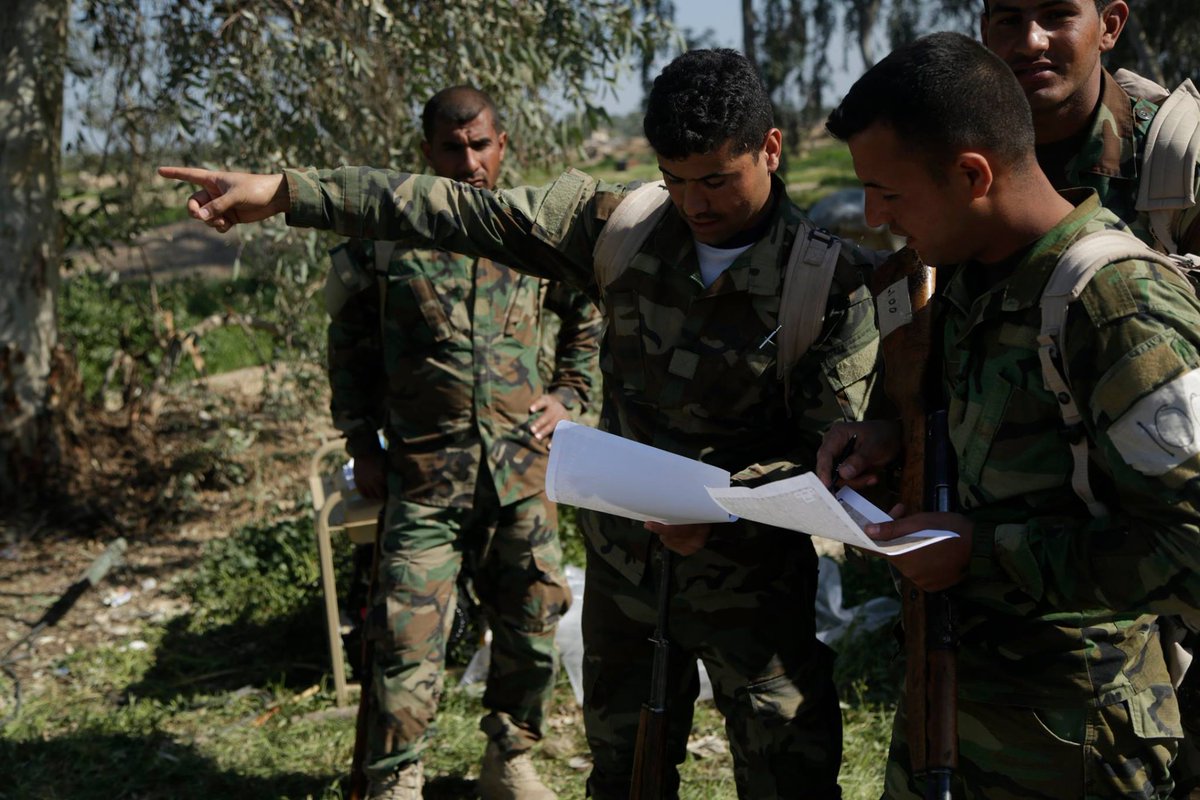 تدريبات الجيش العراقي الجديده على يد المستشارين الامريكان  - صفحة 2 CeDkJT1W0AAQ5B3