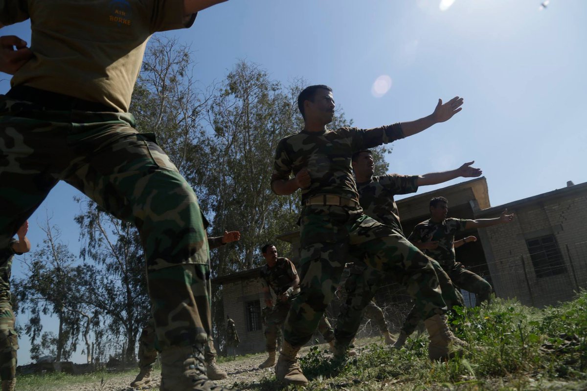 تدريبات الجيش العراقي الجديده على يد المستشارين الامريكان  - صفحة 2 CeDkJTrW0AAbcqZ