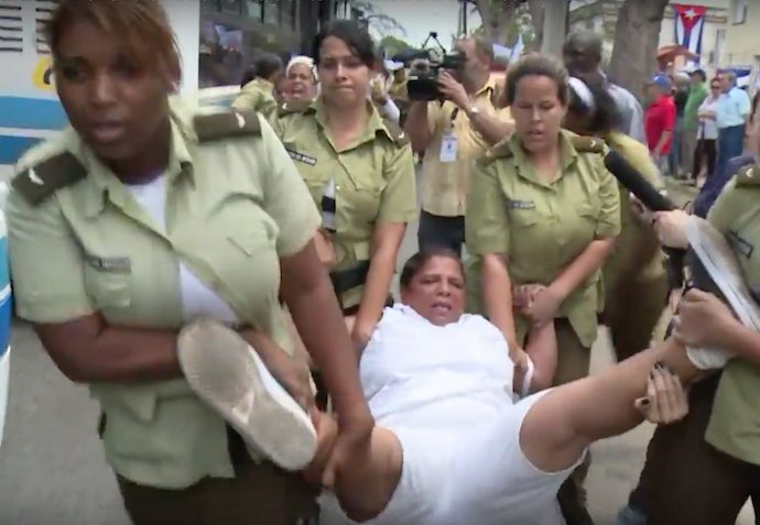 El régimen castrista apresa a 50 opositoras horas antes de la llegada de Obama. #ObamaenCuba lacuartacolumna.com/el-regimen-cas…