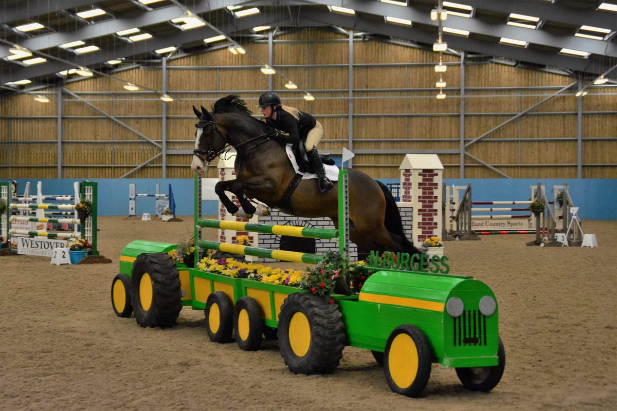 Enzo_VII's tweet photo. The tractor at Easton College!! Clear 1.15m, clear and 4 Fox yest! @EquerryFeeds @SupSolutions @ArtworksAnimal https://t.co/QuXsRyX1FX
