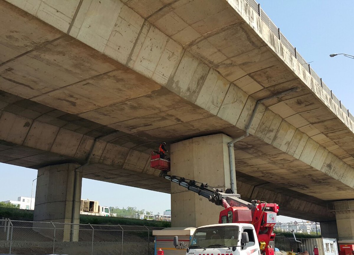 콘크리트 다리도 두드려보는  #성남시~ 

점검반이 시내 각 도로 뿐만 아니라 166곳에 있는 교량과 29곳 지하차도, 24곳 터널, 39곳 지하보도 등의 구조물 손상 여부를 점검합니다. #안전제일