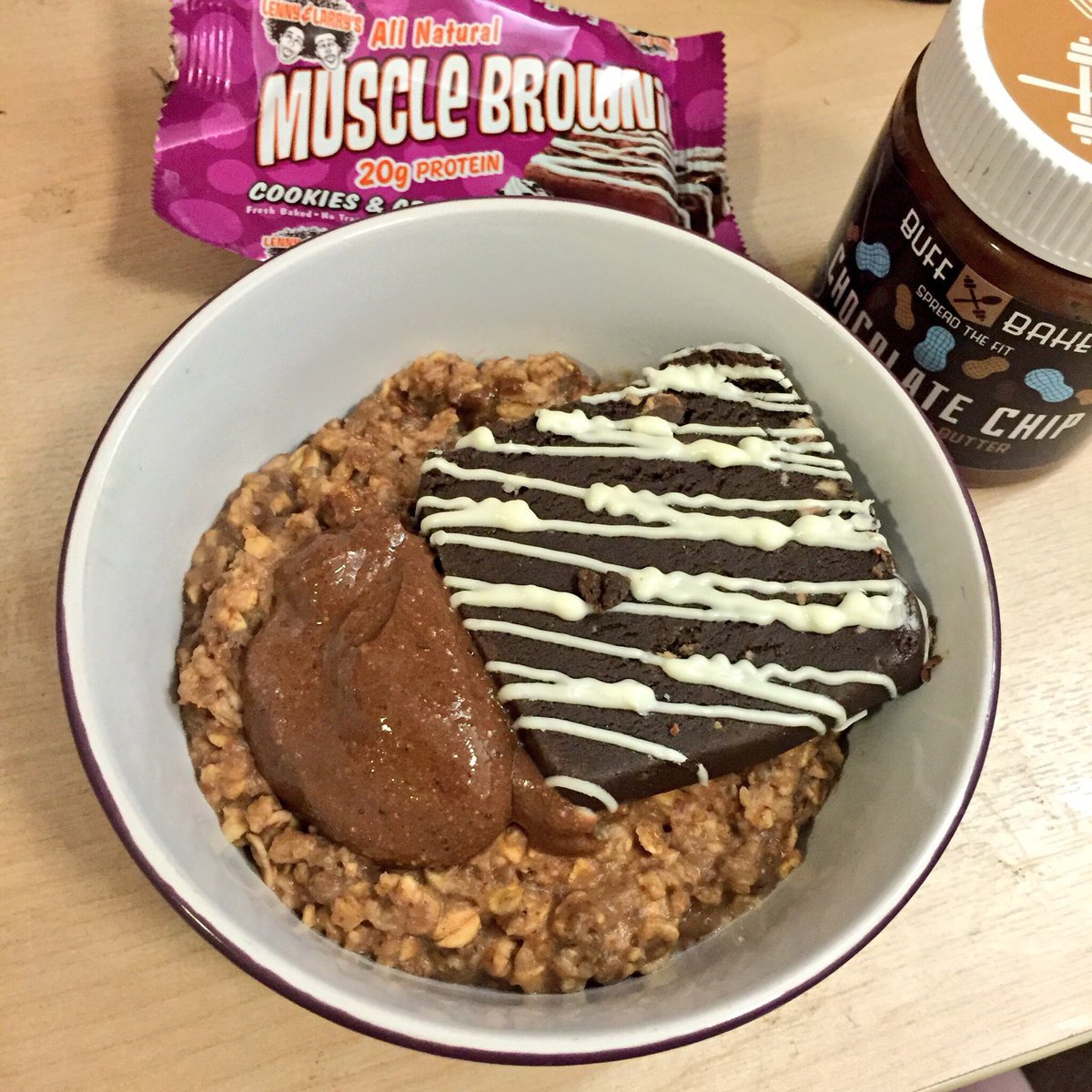 DovaNina's tweet photo. Chocolate proats, @buffbake_uk choc chip pb and @lennylarrys muscle brownie! Protein breakfast to start the week💪🏼👌🏼 https://t.co/WwiYRI2MYM