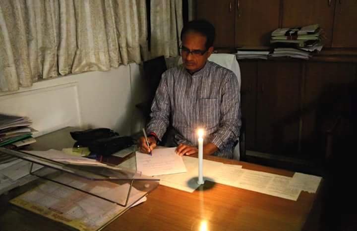 anandrai177's tweet image. Quite funny! He said that Madhya Pradesh has electricity in surplus.