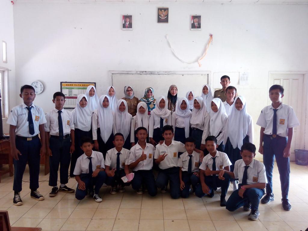 pkmbernung's tweet photo. Sosialisasi PKPR dan HIV /AIDS kepada remaja disekolah oleh tim UPT PUSKESMAS BERNUNG 😃 https://t.co/gbl70he7gR
