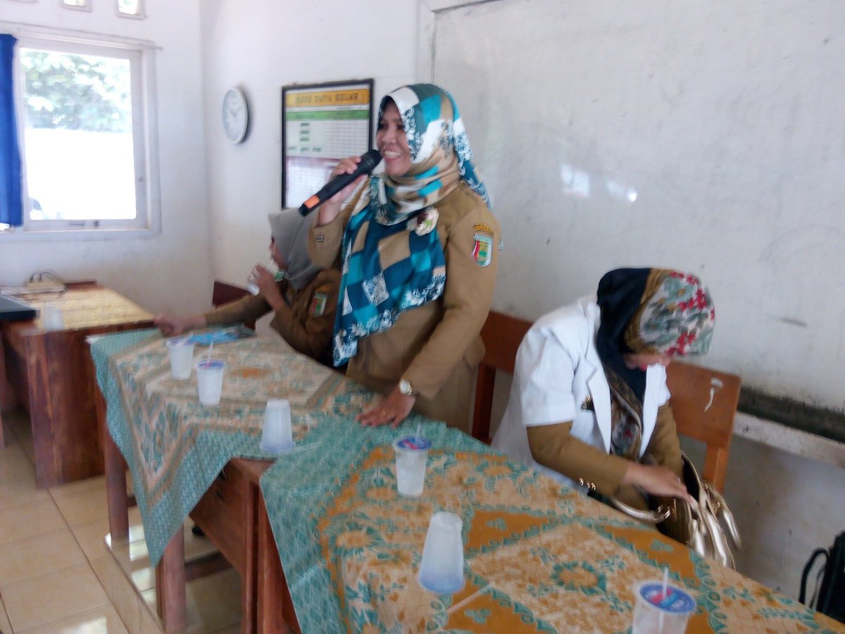 pkmbernung's tweet photo. Sosialisasi PKPR dan HIV /AIDS kepada remaja disekolah oleh tim UPT PUSKESMAS BERNUNG 😃 https://t.co/gbl70he7gR