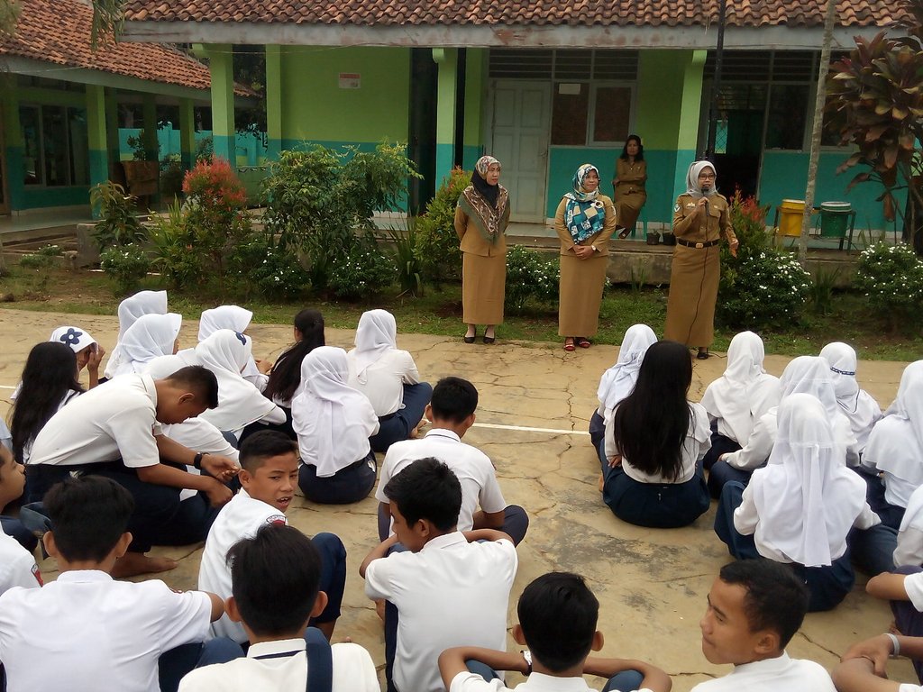 pkmbernung's tweet photo. Sosialisasi PKPR dan HIV /AIDS kepada remaja disekolah oleh tim UPT PUSKESMAS BERNUNG 😃 https://t.co/gbl70he7gR