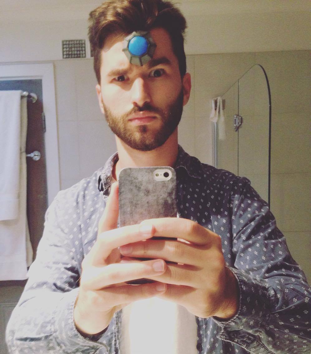 callumgoodes's tweet photo. I augmented my face and my rubber chicken! @RuneScape #NoRegrets #IRLScape https://t.co/lBVAgV4FU7