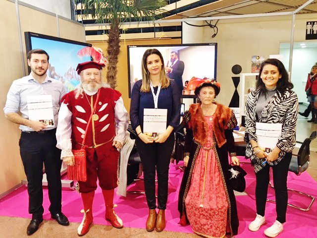 EcoleLyon's tweet photo. L'équipe d'ECL en immersion pour fêter les 100 ans de la @foiredelyon #eclyon #touslesbienvenus https://t.co/oqEfiAk6tE