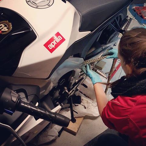 MotociclisteNet's tweet image. Virginia "ieri ho cambiato la catena della mia moto" #motocicliste #womenriders #womenonmotorcycle #meccanico