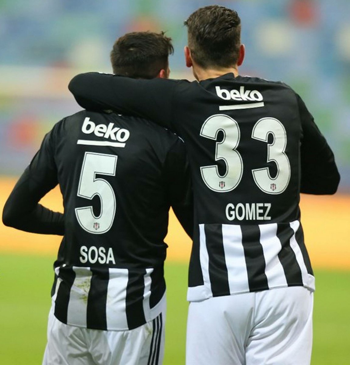 Yürüyoruz adım adım
Her solukta senin adın
Şampiyonluk inan çok yakın
Haydi bastır Beşiktaşım..