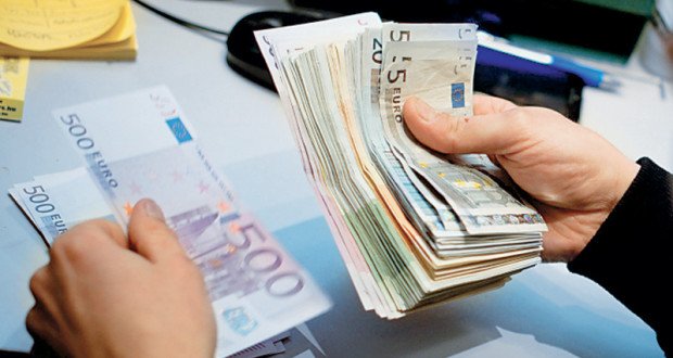 itimesro's tweet image. ow.ly/ZKfO7 
Oficial: Posesorii de #bancnote de 500 #euro vor fi controlați- Deponenții sunt în panică