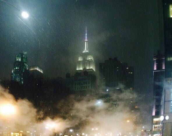 RinconesNY's tweet photo. Que bonito es ver nevar sobre el Empire State Building (esta pasada noche) ❄️😍⛄️🗽⛄️😍❄️ https://t.co/RwbwUUTs3B