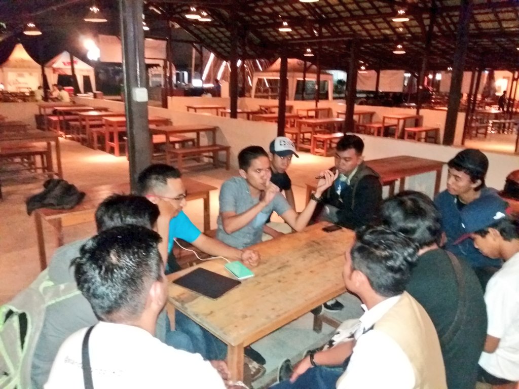 StandUpIndo_KDI's tweet photo. Seminar Umum dari bang @inalthorra #Combud Premis dan pengembangan materi. https://t.co/YRe7vtHJLW