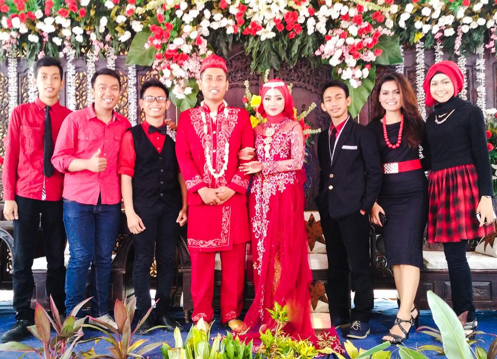 Offcl_Papermint's tweet photo. Happy Wedding Vio and Syaiful 💍💐💞
@KabKediri #band #papermintband #wedding #weddingband #reddress #kediri #sunday https://t.co/rLOmgpWuUA