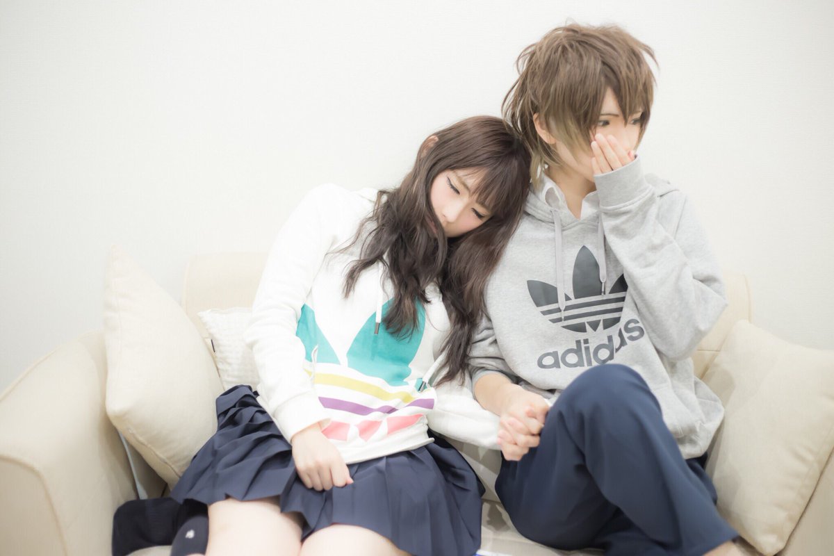Cotoruki Twitterren Adidas ペアルック 学生 カップル 男装 寝てる彼女に悪戯して照れる人 T Co F9ii7drq4y