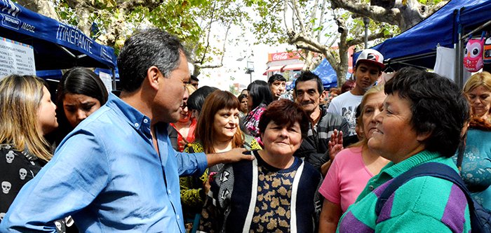 MunicipMoreno's tweet photo. Recorrida del Intendente @WalterFesta1 por el Mercado Popular Itinerante >> https://t.co/RtPlRaqHYX https://t.co/4f9YdlbaJ6