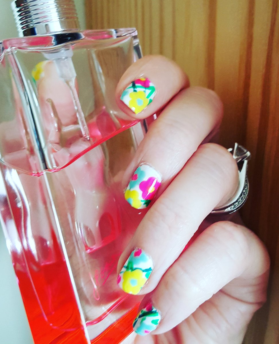 JustRosieBeauty's tweet image. Just tried my @MoYouLondon #MagicWorkshop #mat for the #firsttime #Spring #nails #nailart @ciatelondon @essence_DE