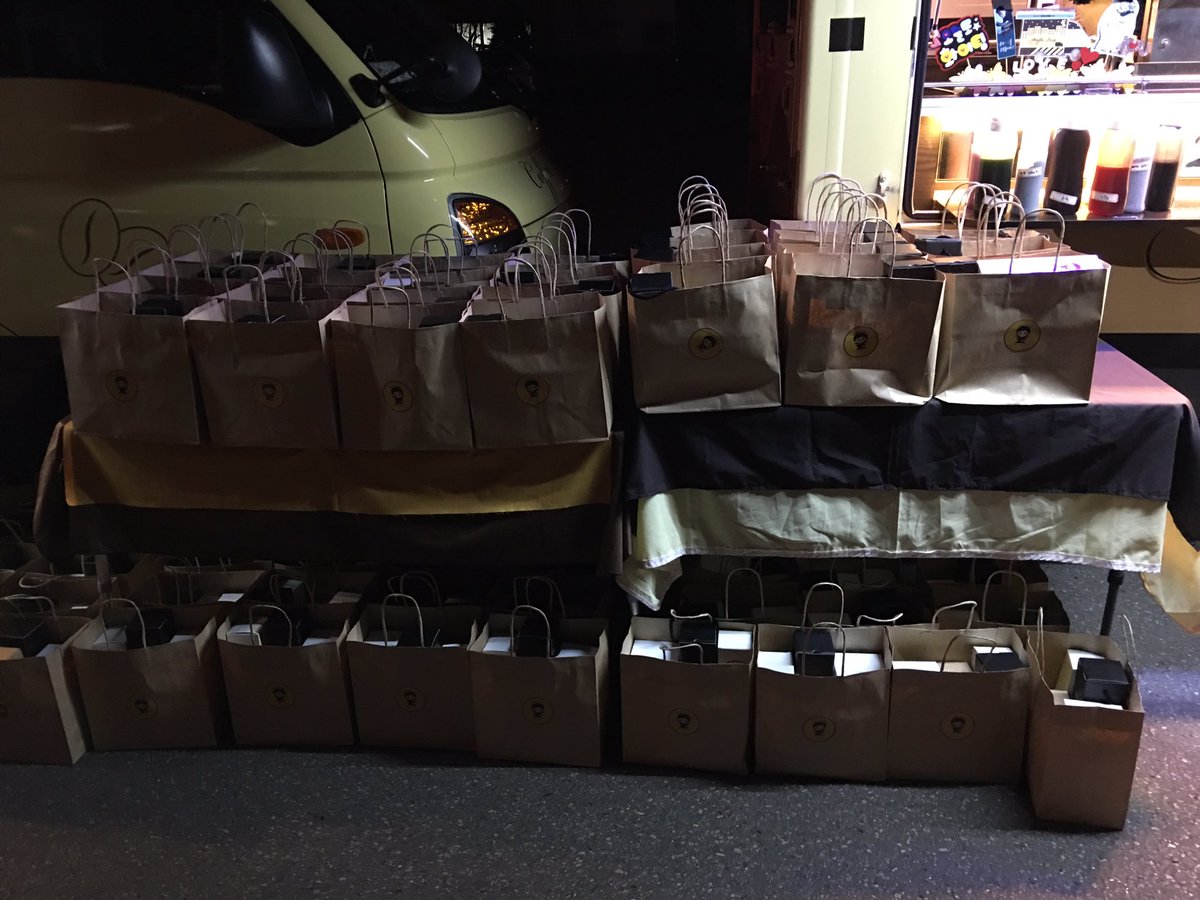 actorjooon's tweet image. 뱀파이어탐정 2차 분식차 서폿중...인기만점 왕새우튀김 불티나게 나가는중입니다