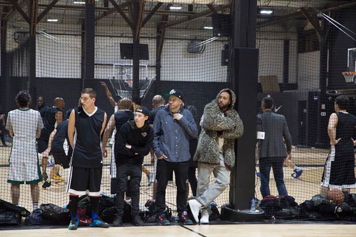 Hoops_Factory's tweet photo. Team Hoops Factory au tournoi #SurfaceUNLTD. Sur le terrain et en mode groupie 🏀👯 Feat. @comtebouderbala ✌🏾️ https://t.co/PtT7LSBQeh
