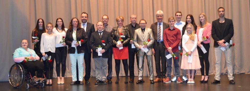 OB Hilgen & Stadtkämmerer Geselle ehrten 163 Athleten bei der #Sportlerehrung am Fr. bit.ly/Sportlerehrung (mic) https://t.co/nBy2Od3qoS