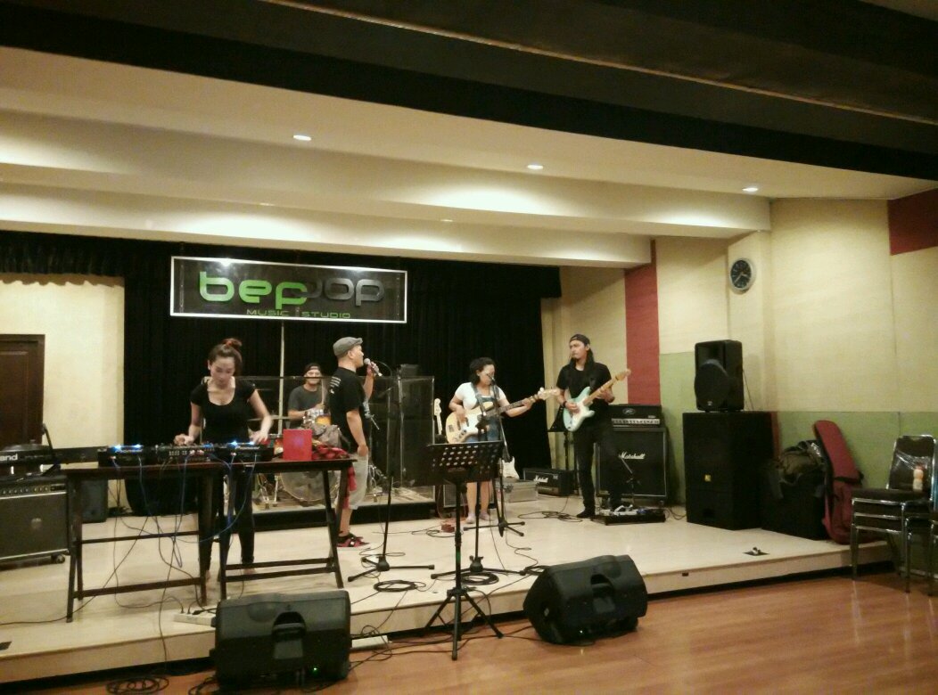 moan_dreds's tweet photo. Latihan #TheHunters tadi sore @boldxperience @Der_potzki @Iwa_Kusuma @eno_gitara @rizuka_amor  @frisellatob https://t.co/ZyTqLICVjh