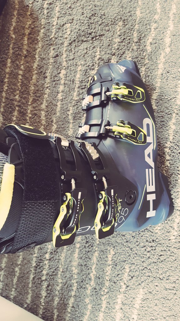 toem_CH's tweet photo. Season is over; Reason: Jones fracture 😢😤 @HEAD_SKI #nextseasoniscoming https://t.co/phanU65g7x