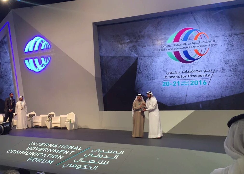 Sharjahnews's tweet photo. سلطان بن أحمد القاسمي، يكرم المشاركين في اليوم الثاني من المنتدى الدولي للإتصال الحكومي.
#igcf2016 https://t.co/j8ZcNIXiFu
