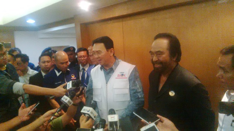 Metro_TV's tweet photo. [Populer] Surya Paloh: Bung Ahok, Kamu Harus Lebih Hebat Daripada Aku https://t.co/UGmYTTsKfM https://t.co/zxnh97nonY