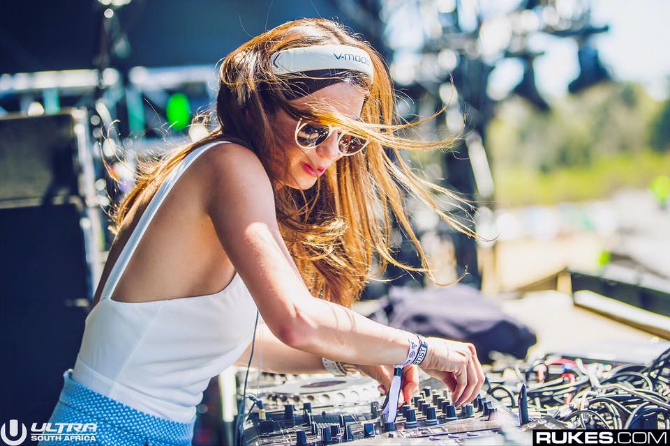 Armada's tweet photo. This morning we feel like dancing in MIAMI style! 🔆  https://t.co/lCL64ECOoI @djjuicym @ENDEMIXofficial https://t.co/y5jXGWcFtM