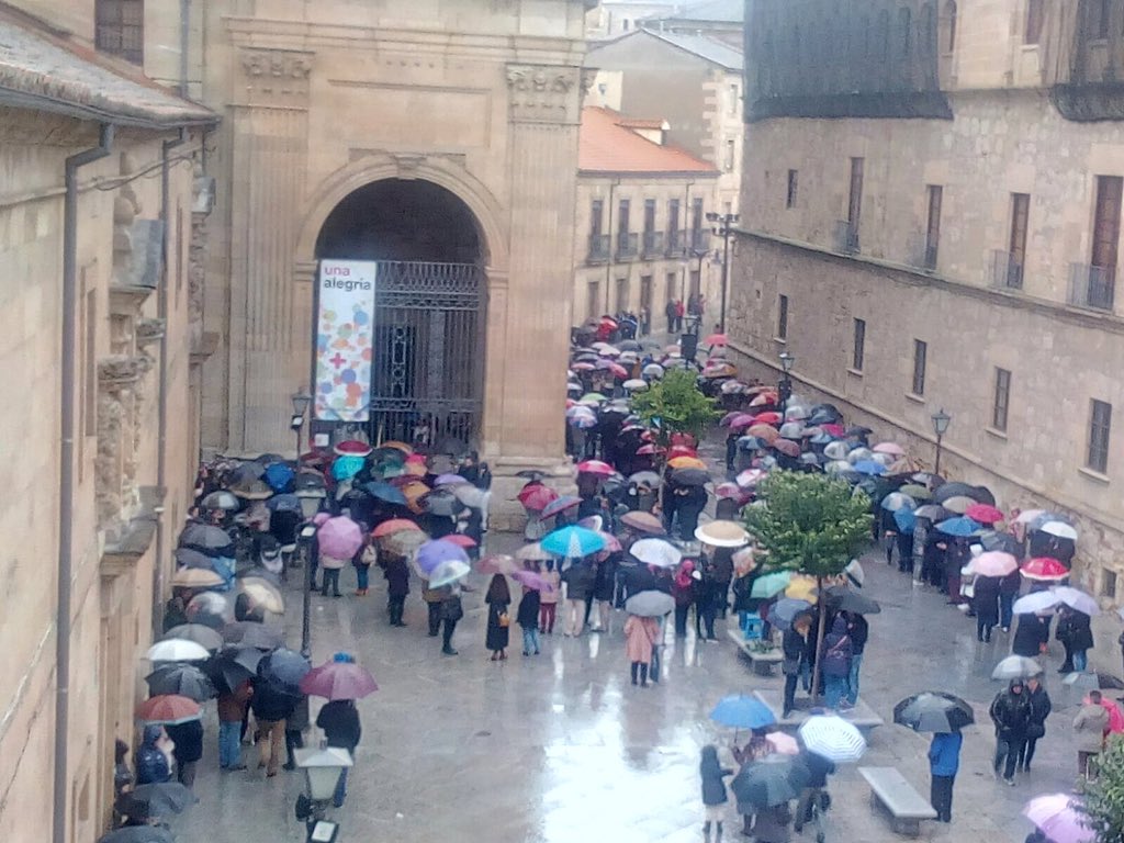 HDespojado's tweet photo. Gracias a todos más de 3 horas algunas personas esperando a encontrase con el Señor. Gracias por vuestra espera . https://t.co/bkGPK6RPzp