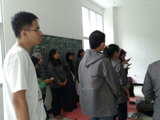 Diawali dengan memyanyikan mars KMIL bersama sama