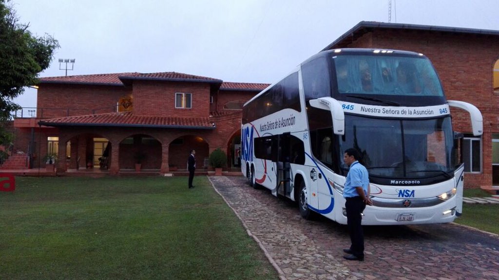 Albirroja's tweet photo. #Albirroja ⚪️🔴 ¡En minutos parte el bus 🚌 de la delegación Albirroja rumbo al aeropuerto Silvio Pettirossi! 🇵🇾 https://t.co/Zo9Cm5Cqjj
