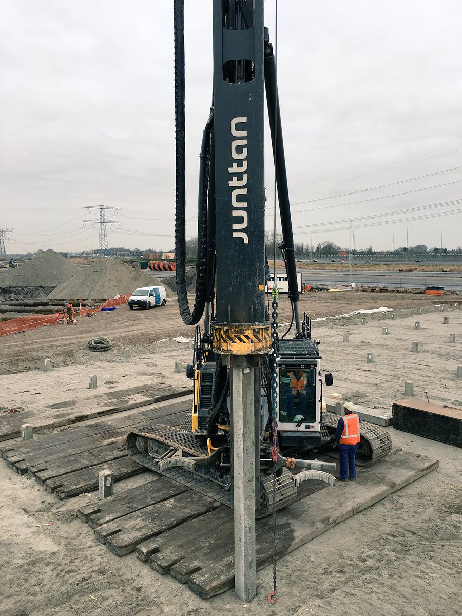 BlijlevenNL's tweet photo. @junttanofficial #heistelling #pmx22 van @Boer_BV #heipalen van @IJB_Groep #pileharder #piledriving #rig https://t.co/mUCCMagFyG