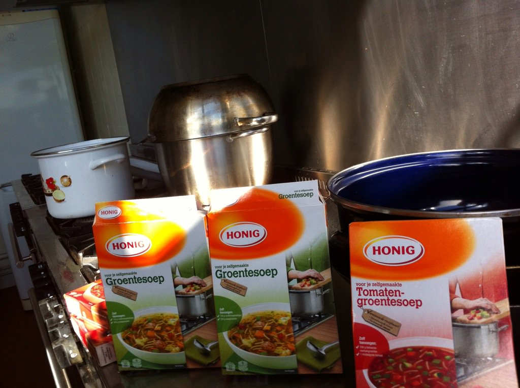 WM_DavidKooi's tweet image. @obsDeGouw adopteert vanaf april een deel vd wijk #papierprikken. En: in juni juli maken leerlingen het Alarmsoepje!