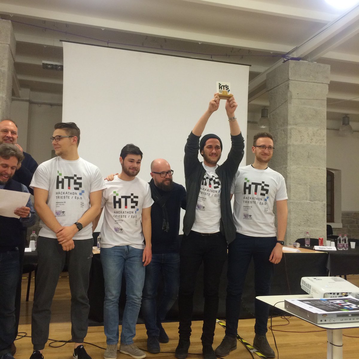 PortodiTrieste's tweet photo. Convivenza tra porto e città è importante @HackathonTS Prossimo anno lavoriamo anche sul tema della #SmartPortCity? https://t.co/xJuTA0jSWQ