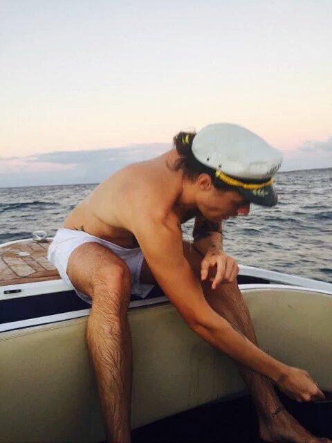 aricgdr's tweet photo. – Darling I feel you, under my body. Give me shelter or show me your heart and watch me fall apart. https://t.co/p7PXLaPdaS
