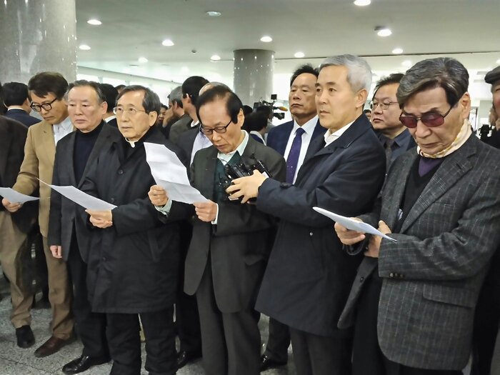 함세웅 신부 등 재야원로들..."더민주 공천 똑바로 하라" amn.kr/sub_read.html?… "김종인, 15번 아래로 내리고 부도덕한 자들 공천 철회하라"