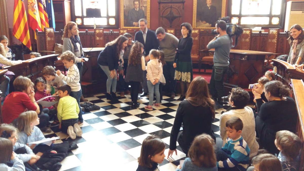 ajuntpalma's tweet photo. L'@ajuntpalma entrega permisos venda als 120 nins i nines de diferents centres participants projecte Mercat #ICAPE https://t.co/LpeD0fYXpz