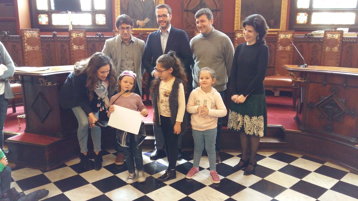 ajuntpalma's tweet photo. L'@ajuntpalma entrega permisos venda als 120 nins i nines de diferents centres participants projecte Mercat #ICAPE https://t.co/LpeD0fYXpz