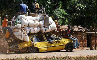 FOSSOU13's tweet image. Tant que le moteur marche on y va! Mais de quelle marque est cette voiture? Surprise!