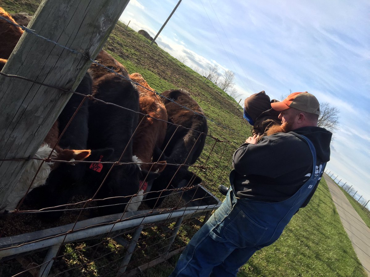 JacqalynnRiley's tweet photo. @bigred_riley soon we will be feeding cows w/our own sons! @KYCattle @kyproudofficial @KYAgCommish #RileyFarms πΌππ https://t.co/ld2N3gOgiW