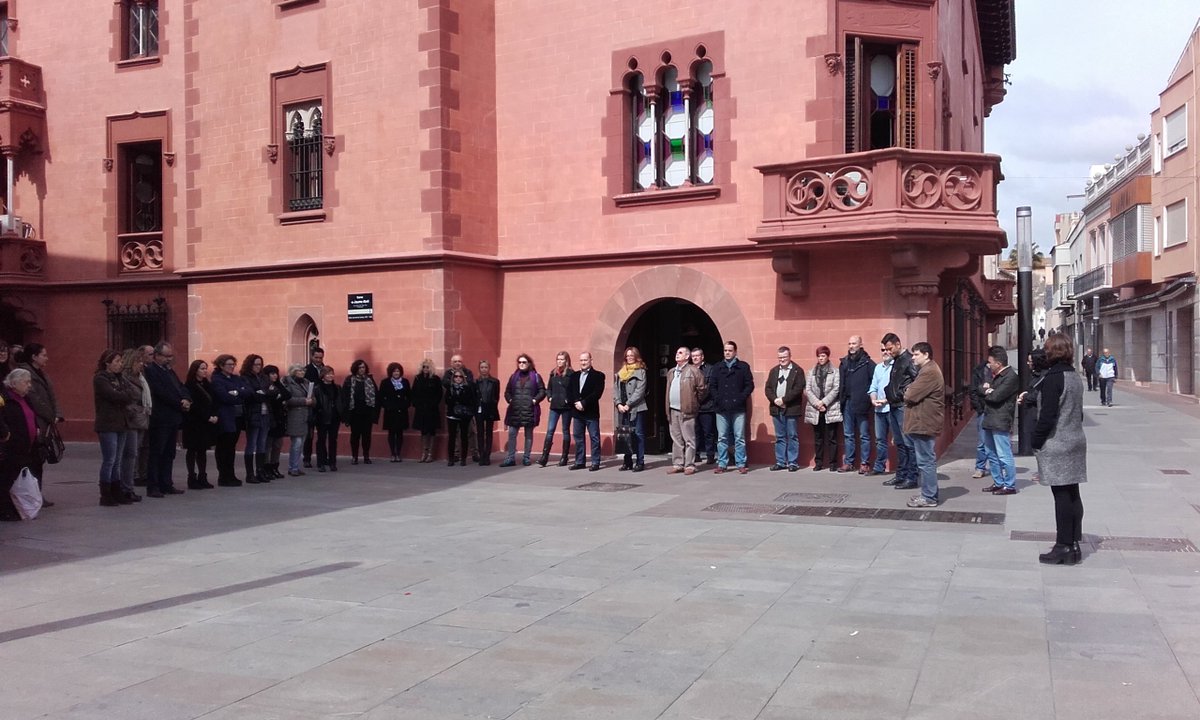 #Viladecans fa un minut de silenci per les víctimes de l’accident d’autocar a l'#AP7 a #Freginals