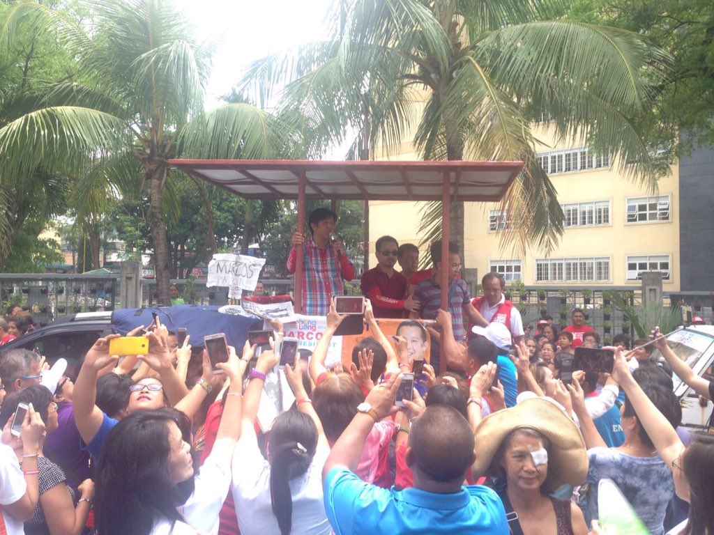 bongbongmarcos's tweet photo. NOW: @bongbongmarcos' Unity Caravan goes around Makati City 😊✌🏼️ #BBM4VP #TayoAngBukas https://t.co/HlviZknu0g