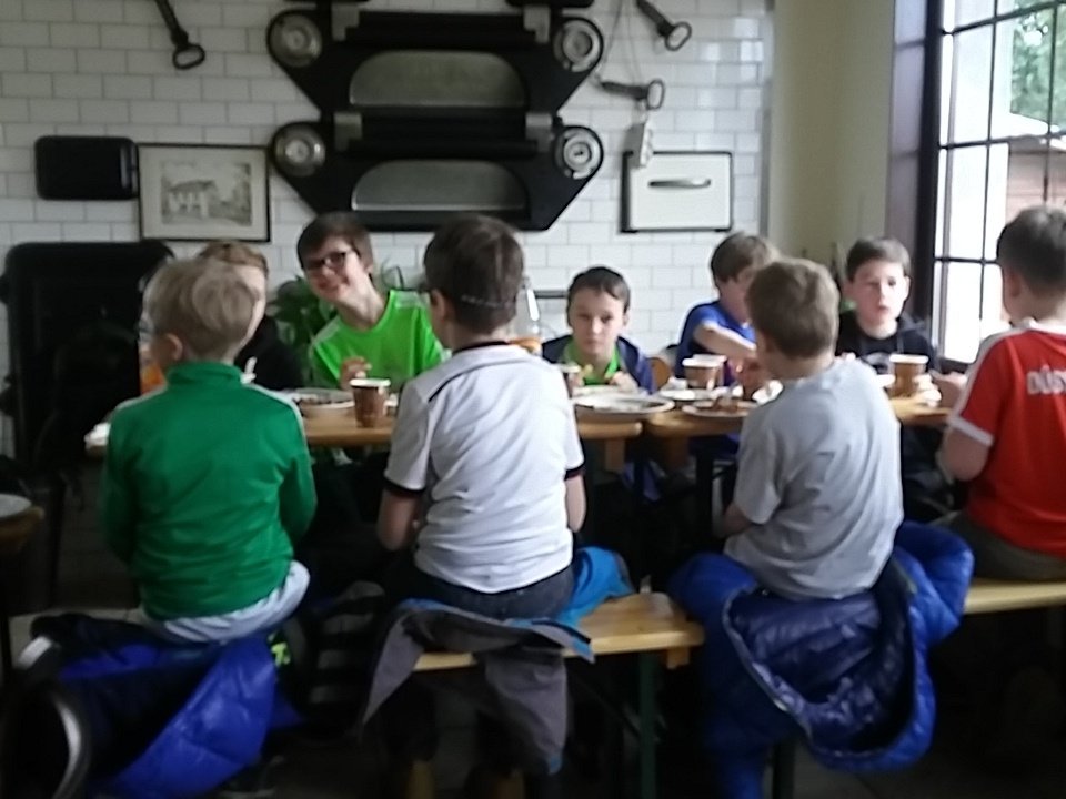 DJKFloorball's tweet photo. Mittagspause im FLOC! Auch für die Kids heißt es "Nach dem Sport: Ab zu Anna!" #floc16 #djkfuture https://t.co/ikFzX86GKp