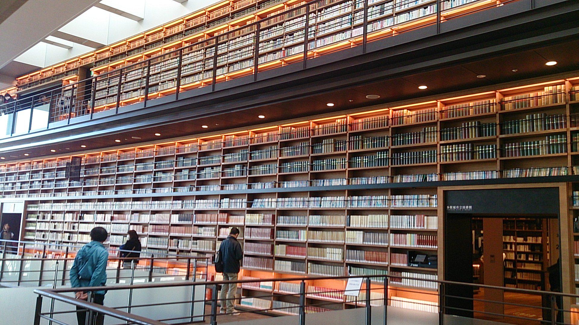 Tad 多賀城ツタヤ図書館 本棚の配置も規則性がなくて分かりにくくドンキホーテみたい 図書館 は壁をくぐった奥なんだけど 写真の手前の本棚を利用しようとするなら一回 図書館から出ないといけない どこに何の本があるのか T Co 9mhnztegho