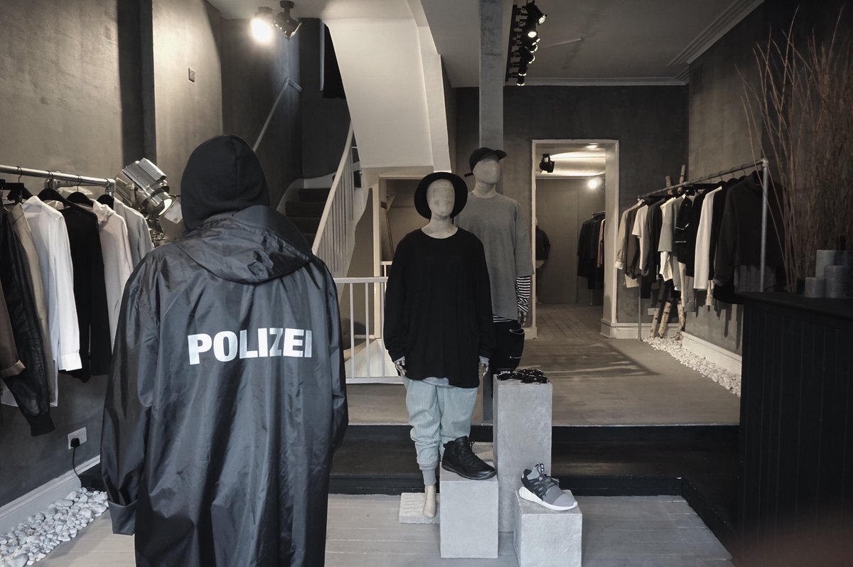 museenoir's tweet photo. Sécurité in store :) https://t.co/HxfV5ABsIF