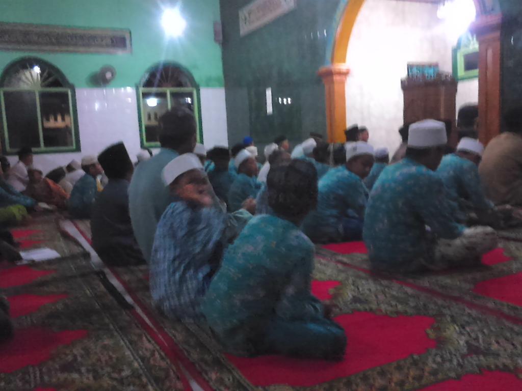 EYustiono's tweet photo. Dzikir bersama sesudah sholat magrib berjama'ah di Ponpes Aminul Huda di Rancasawo Kel.Margasari Rt 04/18. https://t.co/8DkLM1B3WF